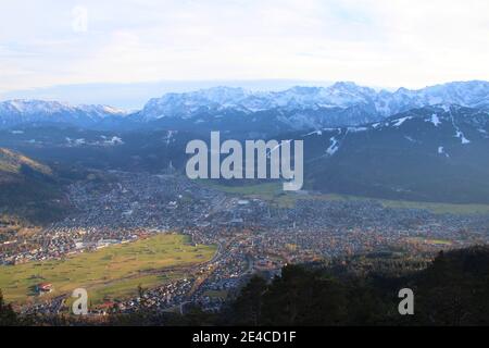 Vista dal Königsstand (1453 m) sul Kramer a Garmisch-Partenkirchen, alta Baviera, Baviera, Germania Alpi bavaresi, Werdenfelser Land, Karwendel Montagne, Karwendel Foto Stock