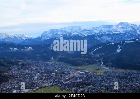 Vista da Königsstand (1453 m) a Kramer per Garmisch-Partenkirchen, alta Baviera, Baviera, Germania Alpi Bavaresi, Werdenfelser Land, Karwendel Montagne, Karwendel, Wetterstein Montagne, Foto Stock