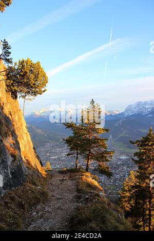 Vista dal Königsstand (1453 m) sul Kramer a Garmisch-Partenkirchen, alta Baviera, Baviera, Germania Alpi bavaresi, Werdenfelser Land, Karwendel Montagne, Karwendel Foto Stock