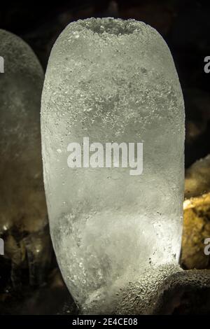 Sculture di ghiaccio in una caverna di ghiaccio Foto Stock