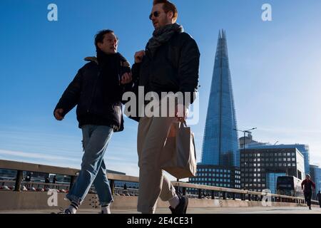 Londra, Regno Unito. 22 gennaio 2021. La gente è vista camminare sul London Bridge nella città di Londra. Credit: May James/SOPA Images/ZUMA Wire/Alamy Live News Foto Stock