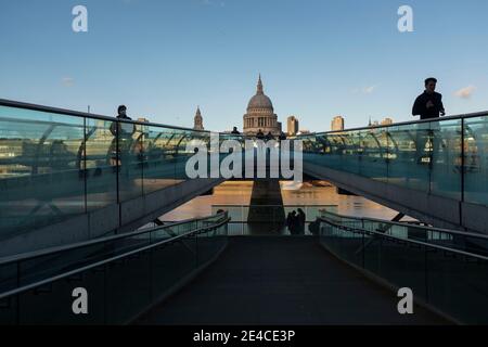 Londra, Regno Unito. 22 gennaio 2021. La gente è vista lungo il ponte pedonale del millennio nella città di Londra, Regno Unito. Credit: May James/SOPA Images/ZUMA Wire/Alamy Live News Foto Stock