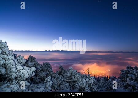 Daybreak sulla vetta della montagna, nebbia colorata Foto Stock