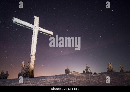 Di notte, la cima innevata si attraversa sotto le stelle Foto Stock