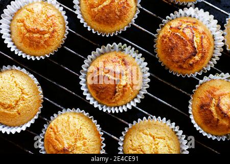 Muffin al mais. Fresco dal forno. Vista dall'alto Foto Stock