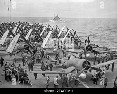 I combattenti della flotta Air Arm Chance-Vought Corsair, con i bombardieri Fairey Barracuda siluro alle spalle, si sono arenati sul ponte di volo della formidabile HMS, al largo della Norvegia, nel 1944 Foto Stock
