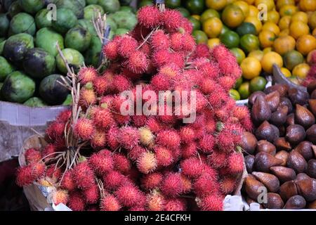 Indonesia Bali Negara - Pasar Uum Negara - pubblico statale Mercato - offerte di bancarella di frutta Foto Stock