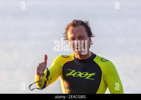 Man 50 Plus FIT, con una muta in mare. Dopo la formazione triathlon domani nel Mar Baltico. Felice e in forma. Foto Stock