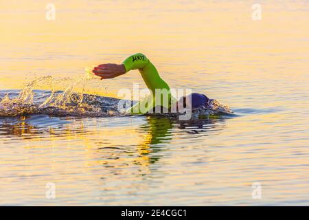 Man 50 Plus FIT, con una muta in mare. Durante la formazione triathlon domani nel Mar Baltico. Nuota, pratica il giro in giro. Foto Stock