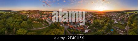 Germania, Turingia, Ilmenau, Gehren, rovina, città, alberi, alba, vista aerea, 360 ° panorama Foto Stock