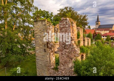 Germania, Turingia, Ilmenau, Gehren, rovine, chiesa, città, alberi Foto Stock