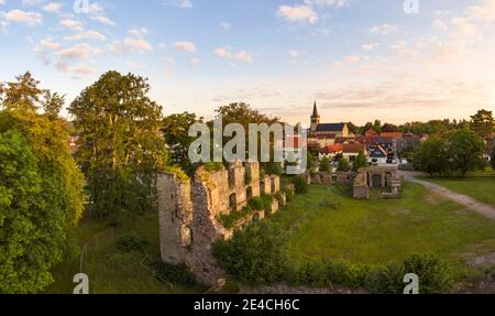 Germania, Turingia, Ilmenau, Gehren, rovine, chiesa, città, alberi Foto Stock