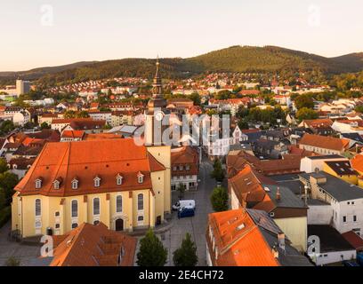 Germania, Turingia, Ilmenau, città, chiesa, montagne, panoramica, fotografia aerea Foto Stock