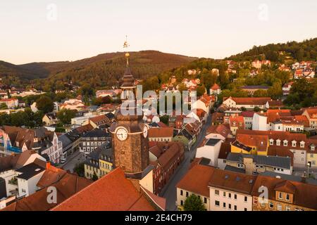 Germania, Turingia, Ilmenau, città, torre della chiesa, montagne, panoramica, fotografia aerea Foto Stock