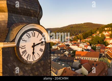 Germania, Turingia, Ilmenau, città, chiesa orologio, montagne, panoramica, vista aerea Foto Stock