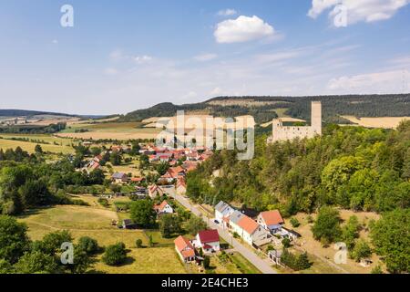 Germania, Turingia, Stadtilm, Ehrenstein, rovine del castello, periodo di costruzione 12 ° al 14 ° secolo, villaggio, montagne, panoramica, vista aerea Foto Stock