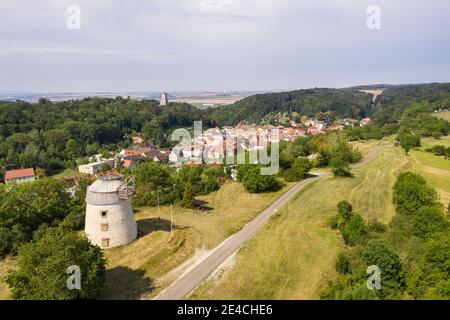 Germania, Sassonia-Anhalt, Burgenlandkreis, Eckartsberga, mulino a vento, rovine del castello, foresta, città, panoramica, vista aerea Foto Stock