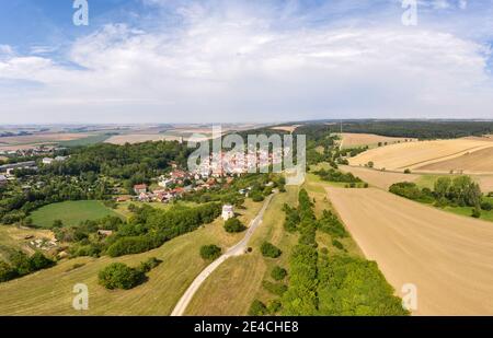 Germania, Sassonia-Anhalt, Burgenlandkreis, Eckartsberga, mulino a vento, foresta, città, panoramica, paesaggio, fotografia aerea Foto Stock