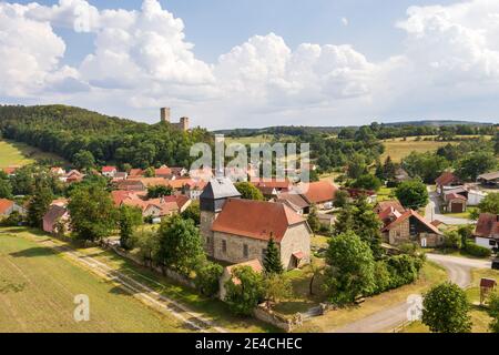 Germania, Turingia, Stadtilm, Ehrenstein, chiesa, rovine del castello, villaggio, montagne, vista aerea Foto Stock