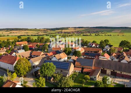 Germania, Turingia, Ilmkreis, Stadtilm, Kleinliehaben, chiesa, villaggio, panoramica, paesaggio, Großliehaben sullo sfondo, vista aerea Foto Stock