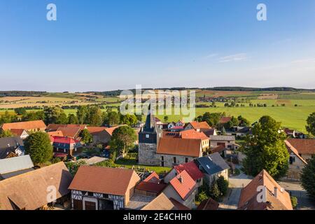 Germania, Turingia, Stadtilm, Kleinliehaben, chiesa, villaggio, panoramica, paesaggio, Großliehaben sullo sfondo, vista aerea Foto Stock