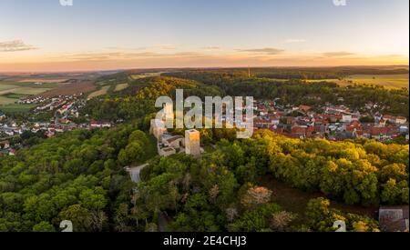 Germania, Sassonia-Anhalt, Burgenlandkreis, Eckartsberga, rovine del castello, montagna, foresta, città, luce del mattino, foto aerea Foto Stock