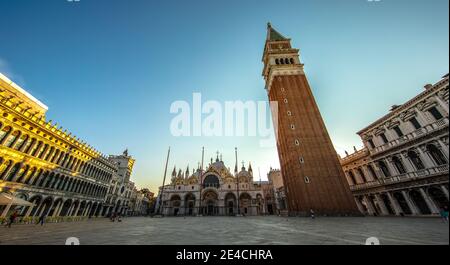 Venezia durante i tempi di Corona senza turisti, San Marco facciata, campanile Foto Stock