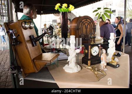 Sao Paulo / SP / Brasile - 01 03 18: Mercato delle pulci con vari oggetti e persone vicino al roba. Foto Stock