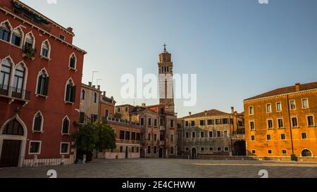 Venezia durante l'epoca di Corona senza turisti, la Torre Pendente di Venezia - Chiesa di Santo Stefano da campo Sant'Anzolo Foto Stock