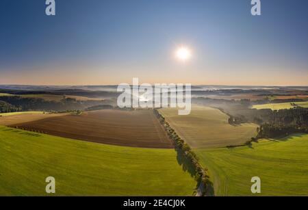 Germania, Turingia, Remptendorf, paesaggio, viale, Bleilochtalsperre (sfondo,) foreste, campi, sole, panorama, retroilluminazione Foto Stock