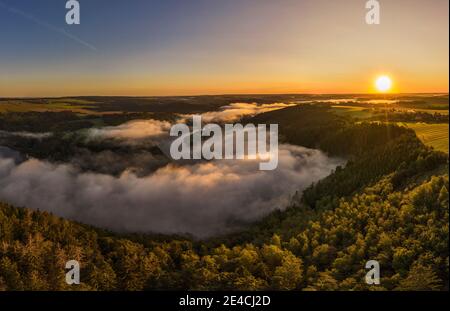 Germania, Turingia, Altenbeuthen, Hohenwarteausee, valle nebbia, foresta, campi, alba, panorama Foto Stock