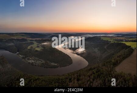 Germania, Turingia, Altenbeuthen, Hohenwarteausee, valle, foresta, villaggio, campi, alba, lago artificiale, campeggio Neumannshof, nebbia, vista aerea, panorama, retroilluminazione Foto Stock