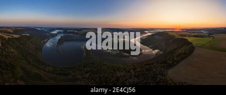 Germania, Turingia, Altenbeuthen, Hohenwarteausee, valle, foresta, villaggio, campi, alba, lago artificiale, campeggio Neumannshof, retroilluminazione, vista aerea, panorama Foto Stock