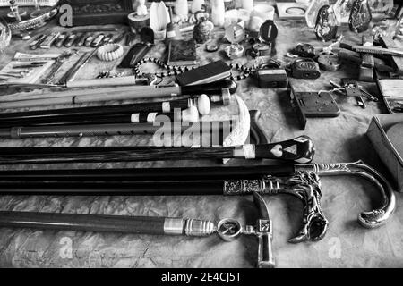 Sao Paulo / SP / Brasile - 01 03 18: Vari oggetti diversi che mostrano in un mercato delle pulci tra cui: Canne, lucchetti, coltelli, chiavi Foto Stock