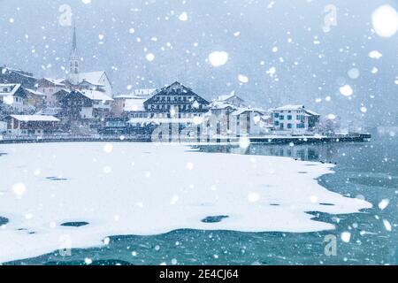 Italia, Veneto, provincia di Belluno, Agordino, Dolomiti, il villaggio di Alleghe sul lago sotto una nevicata Foto Stock