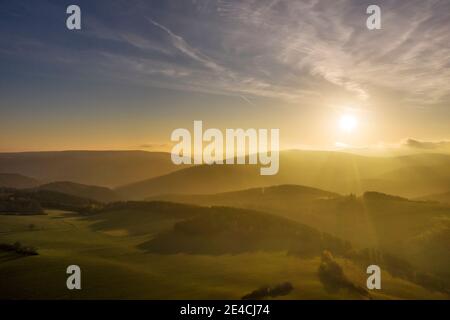 Germania, Turingia, Königsee, Oberhain, paesaggio, alba, montagne, silhouette di montagna, vista aerea, retroilluminazione Foto Stock