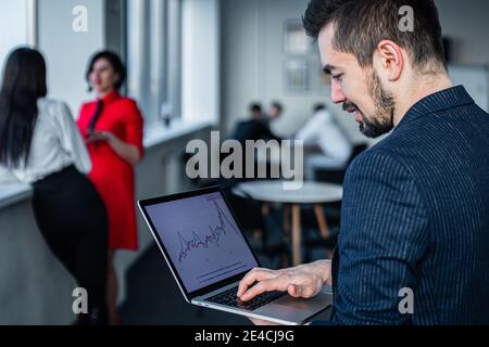 Foto di un giovane leader di un uomo d'affari che lavora su un computer portatile in un ufficio Foto Stock