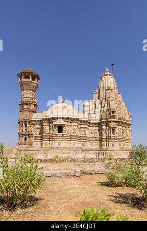 Vista verticale del Tempio di Jain vicino a Kitti Stambha con in Fort. Foto Stock