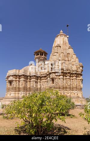 Vista verticale e posteriore del Tempio di Jain vicino a Kitti Stambha con in Fort. Foto Stock