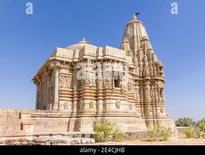 Chiudi Vista del Tempio di Jain vicino a Kitti Stambha con in Fort. Foto Stock