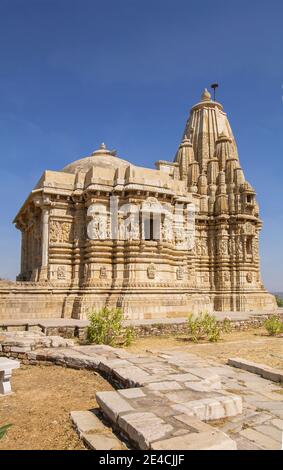 Vista verticale del Tempio di Jain vicino a Kitti Stambha con in Fort. Foto Stock