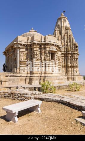 Vista verticale del Tempio di Jain vicino a Kitti Stambha con in Fort in versione Bianco e nero. Foto Stock