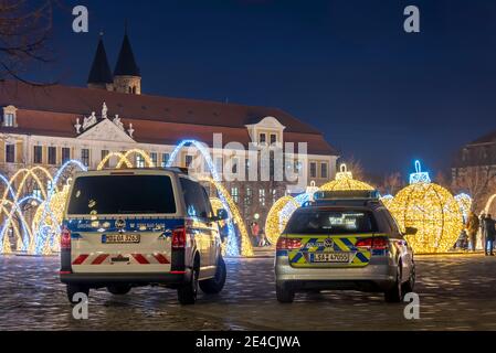 Germania, Sassonia-Anhalt, Magdeburgo, la polizia e l'ufficio dell'ordine pubblico stanno monitorando l'umore natalizio sul mondo delle luci durante la pandemia della corona. I visitatori devono mantenere la distanza e prestare attenzione alle norme igieniche. Foto Stock