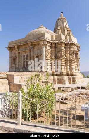 Vista verticale del Tempio di Jain vicino a Kitti Stambha con in Fort. Foto Stock