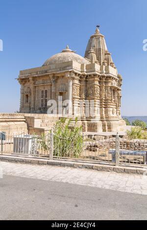 Vista verticale del Tempio di Jain vicino a Kitti Stambha con in Fort. Foto Stock