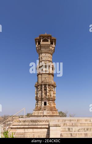 Vista verticale di Kitti Stambha vicino al Tempio di Jain con in Fort. Foto Stock