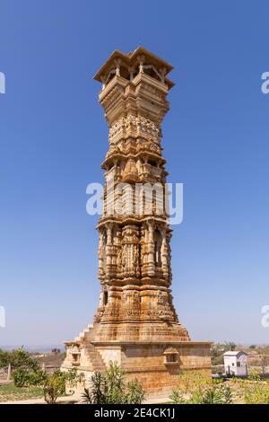 Vista verticale di Kitti Stambha vicino al Tempio di Jain con in Fort. Foto Stock