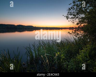 Tramonto sulle rive di un lago bavarese, Bärensee, Kaufbeuren Foto Stock