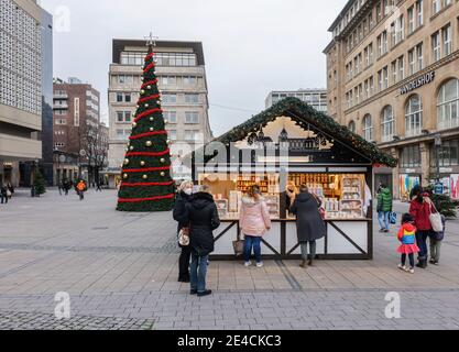 Essen, zona Ruhr, Renania Settentrionale-Vestfalia, Germania - Essen centro città in tempi della crisi della corona durante la seconda parte della chiusura, il tradizionale mercatino di Natale rimane chiuso nell'anno della corona, ci sono solo alcune bancarelle nella zona pedonale, qui su Willy-Brandt-Platz. Foto Stock