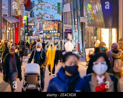 Essen, zona della Ruhr, Renania Settentrionale-Vestfalia, Germania - Essen centro città in tempi della crisi della corona durante la seconda parte della chiusura, molti passanti con e senza maschere protettive facendo shopping di Natale sulla Limbecker Strasse decorato in modo festivo, sul retro il centro commerciale Limbecker Platz, C'è solo uno nella zona pedonale di Essen Raccomandazione di indossare una maschera. Foto Stock